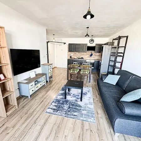 With Garage Parking And Communal Terrace アパート ブラチスラヴァ