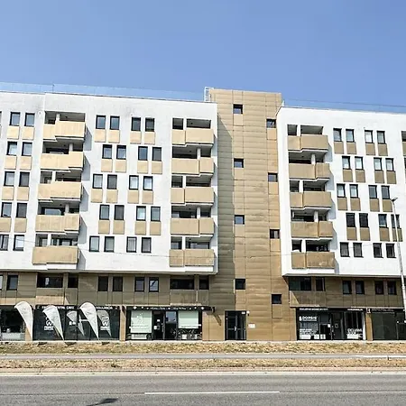 アパート With Garage Parking And Communal Terrace